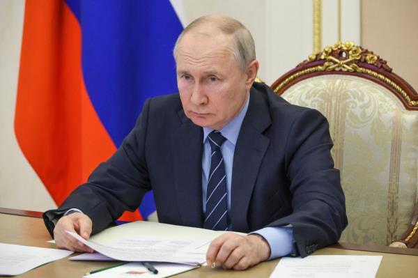 Putin visits generals leading Ukraine offensive in south Russia